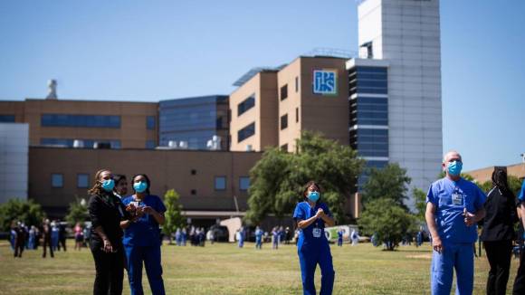BA salute healthcare workers in Dallas